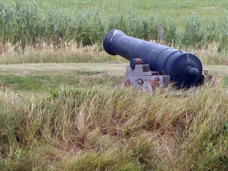 Eine alte Kanone erinnert an die Festung Fort de Schans
