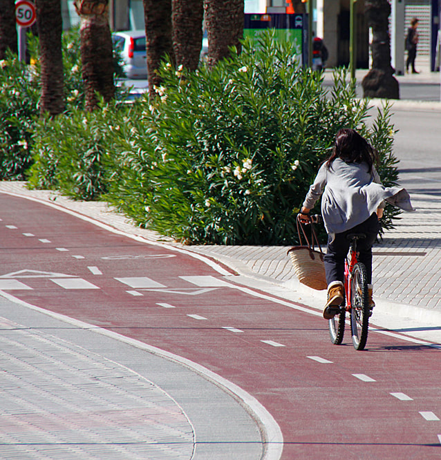 Fahrradschnellweg entlang des Hafens. Fußgänger sollten ihn besser links liegen lassen.