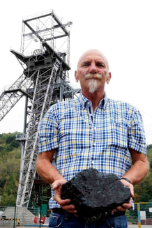 Hans-Jügren Becker, vor der Grube Duhamel in Ensdorf,  bewahrt das Erbe des Kohlebergbaus im Saarland