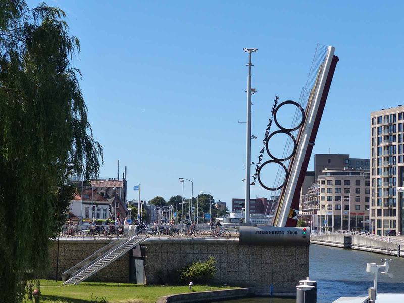 Brücke hoch für die De Willemstad