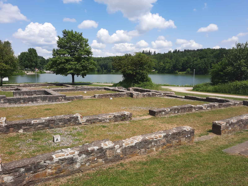 Rekonstruktion eines Römerkastells am Seeufer