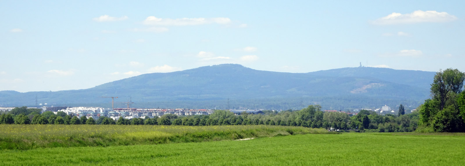 Blick über Riedberg auf den Taunus